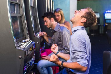 slot makineleri ile oynayan arkadaş grubu