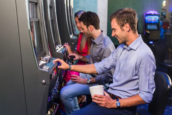 Grupo de Amigo Jugando con Distribuidores automáticos — Foto de Stock