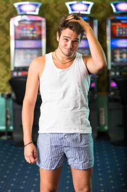 Casino her şeyi kaybettikten sonra üzgün kumarbaz