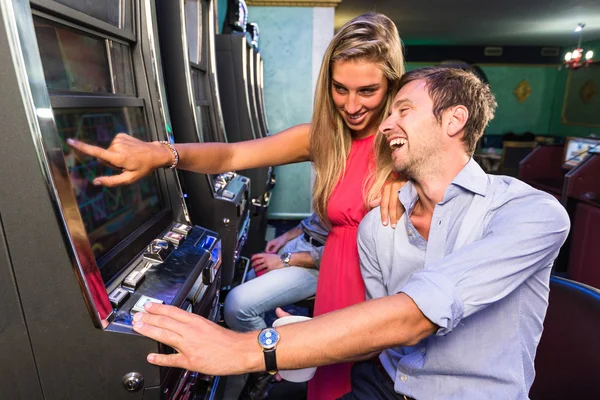 Groupe d'Ami Jouer avec des Machines à sous — Photo