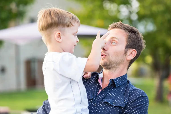 Pai brincando com seu filho — Fotografia de Stock