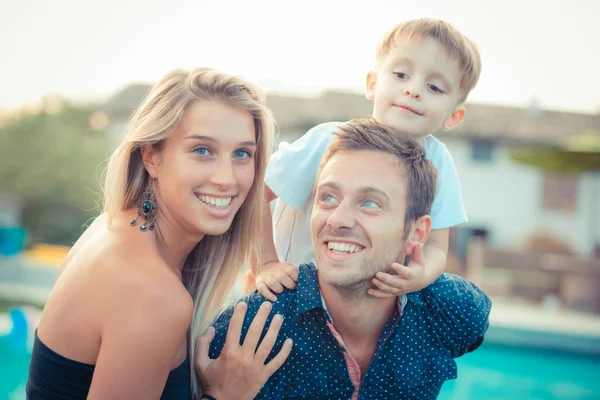 Lykkelig familie utendørs – stockfoto