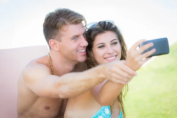 Jeune couple en vacances en utilisant l'autoportrait — Photo