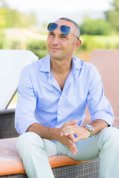 Hombre guapo al aire libre —  Fotos de Stock