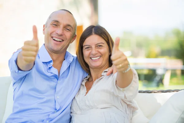 Mature Couple Showing Thumbs Up — Stock Photo, Image