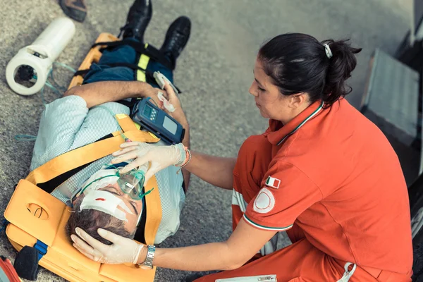 Rescue Team Providing First Aid — Stockfoto