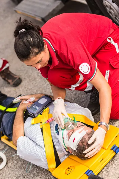 Equipo de rescate proporcionando primeros auxilios — Foto de Stock