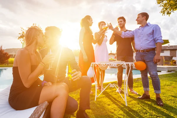 Groep vrienden roosteren op feestje — Stockfoto