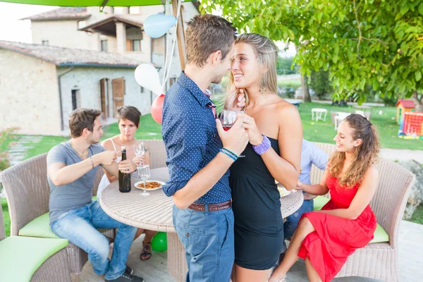 Freundeskreis stößt auf Party an — Stockfoto