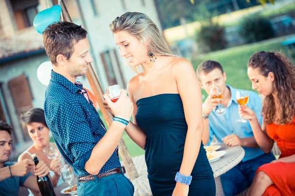 Partide toasting arkadaş grubu — Stok fotoğraf