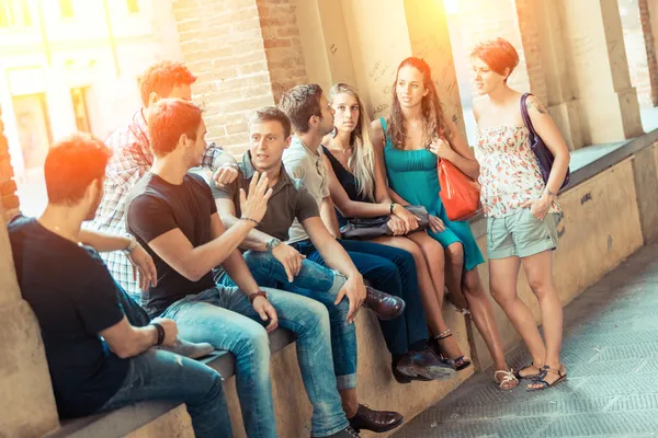 Groep vrienden samen in de stad — Stockfoto