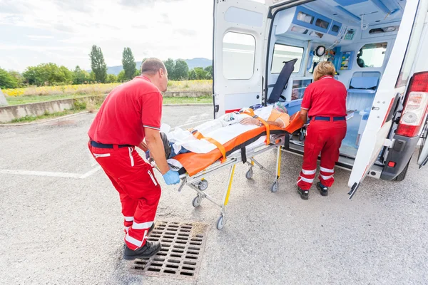 Räddningsteam som ger första hjälpen — Stockfoto