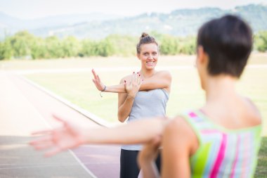 Bir grup insan esneme egzersizleri yapıyor.