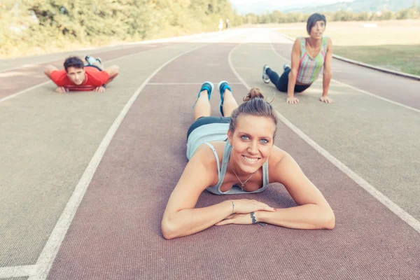 Grupp människor som gör stretching övningar — Stockfoto