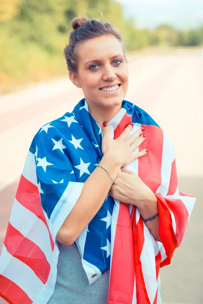 Krásná mladá žena s vlajkou USA — Stock fotografie