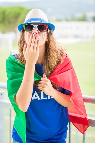 Italienische Anhängerin im Stadion — Stockfoto