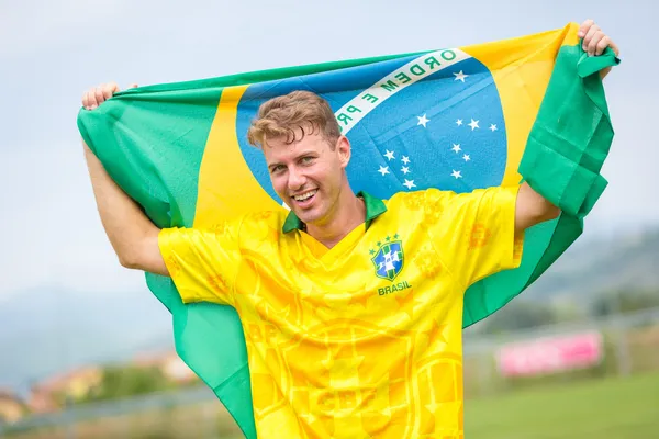 Футболист и флаг Бразилии — стоковое фото