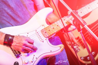 Sahne Alanı'nda aletleri oynamak