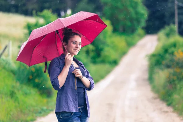 Adolescente avec parapluie rouge — Photo