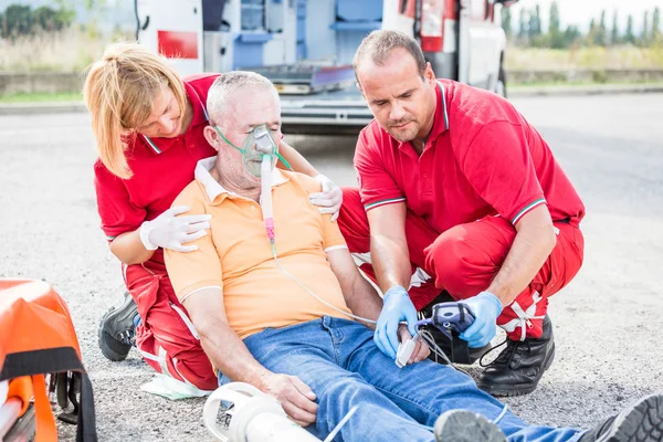 Equipo de rescate proporcionando primeros auxilios — Foto de Stock