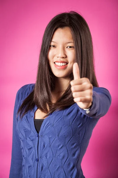 Chinese vrouw met duim omhoog — Stockfoto