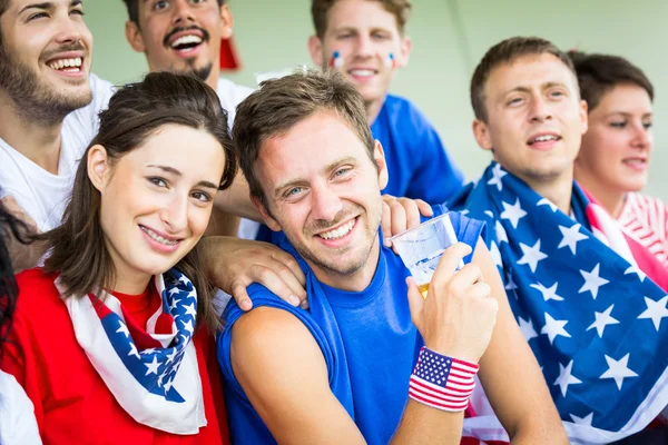 Amerikanska supportrar på stadium — Stockfoto