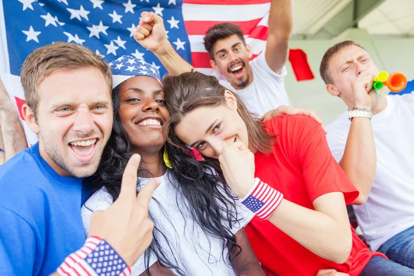 Amerikanska supportrar på stadium — Stockfoto