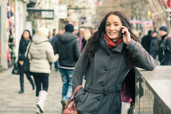 Vacker kvinna talar i mobiltelefon, stadsmiljö — Stockfoto