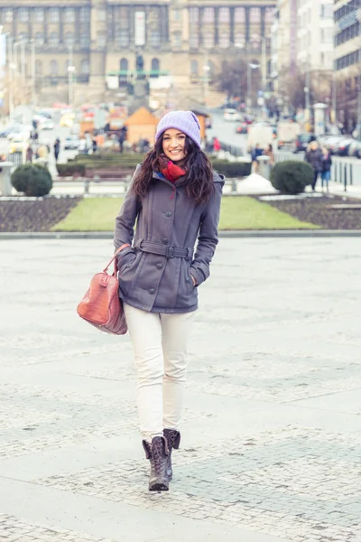 Bella donna in città in inverno — Foto Stock