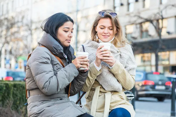 Due giovani donne con bevanda calda — Foto Stock