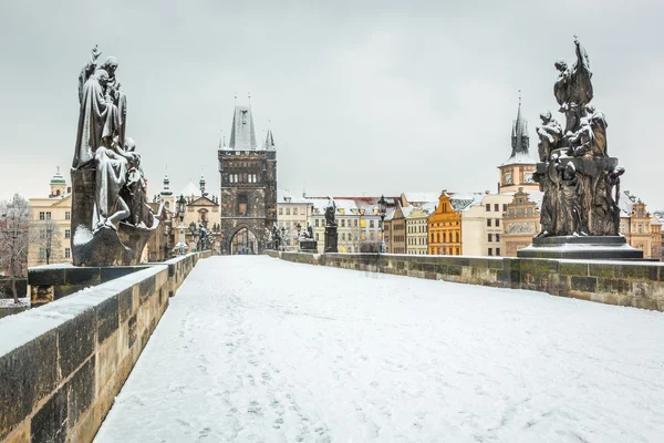 Puente de Carlos cubierto de nieve en Praga —  Fotos de Stock