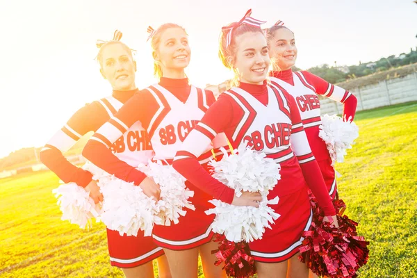 Grupa cheerleaderek w polu — Zdjęcie stockowe