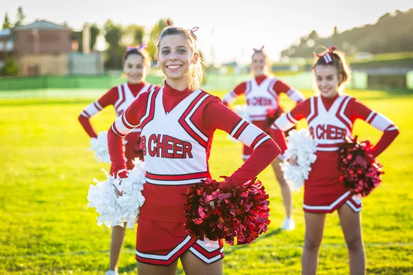 Grupp cheerleaders i fältet — Stockfoto