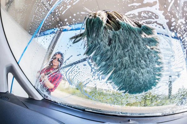 Jonge vrouw wassen auto, Binnenaanzicht — Stockfoto