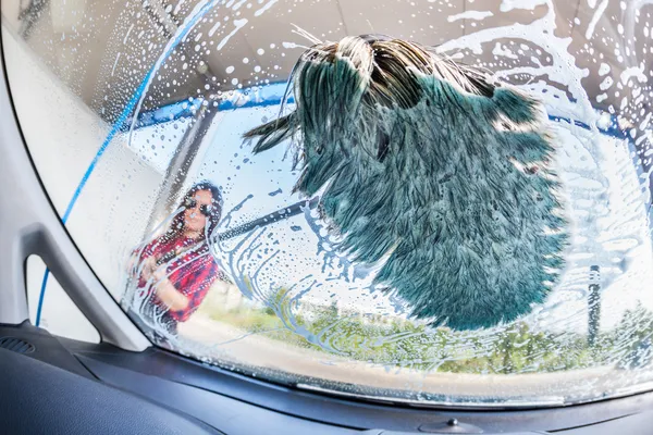 Mujer joven Lavado de coches, vista interior — Foto de Stock