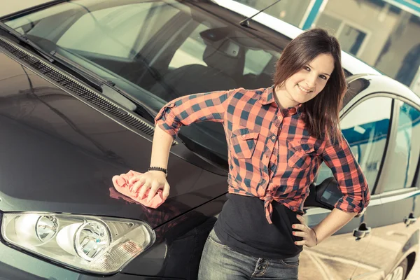 Junge Frau wäscht Auto — Stockfoto