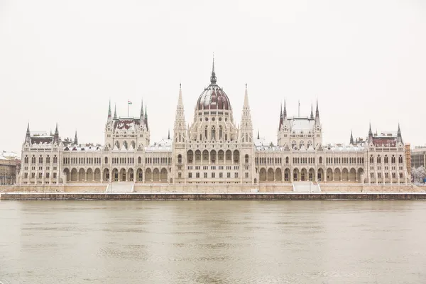 Egy havas napon a budapesti Parlament — Stok fotoğraf