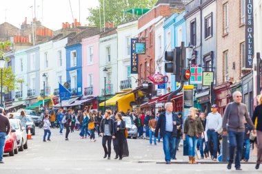 London, Büyük Britanya - 27 Ekim: insanlar portobello Road,