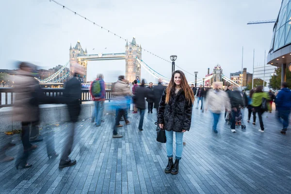 Ung kvinna i london vid rusningstid — Stockfoto