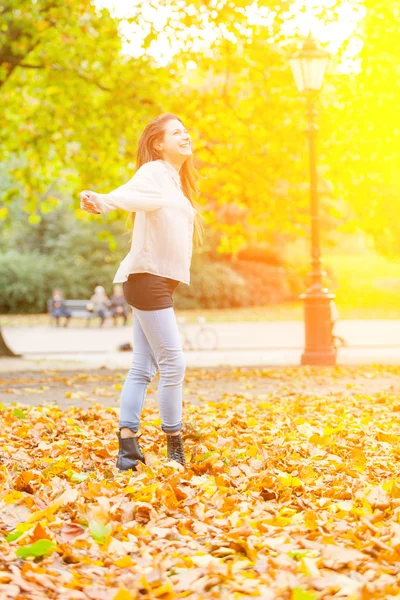 Sonbahar Park'ta neşeli genç kadın — Stok fotoğraf