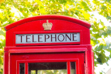 Londra'nın geleneksel kırmızı telefon kulübesi