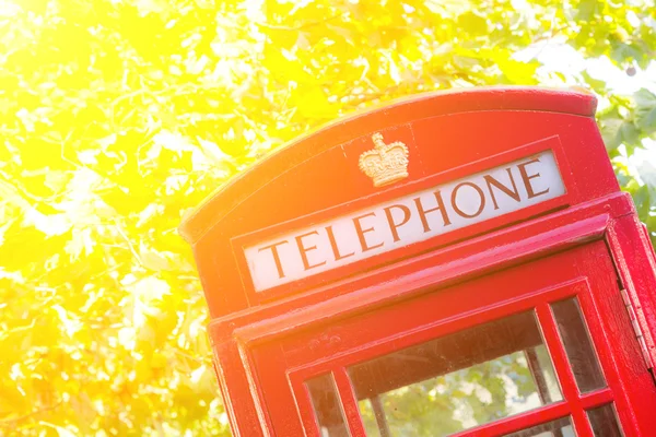 ロンドンでの伝統的な赤携帯電話ブース — ストック写真