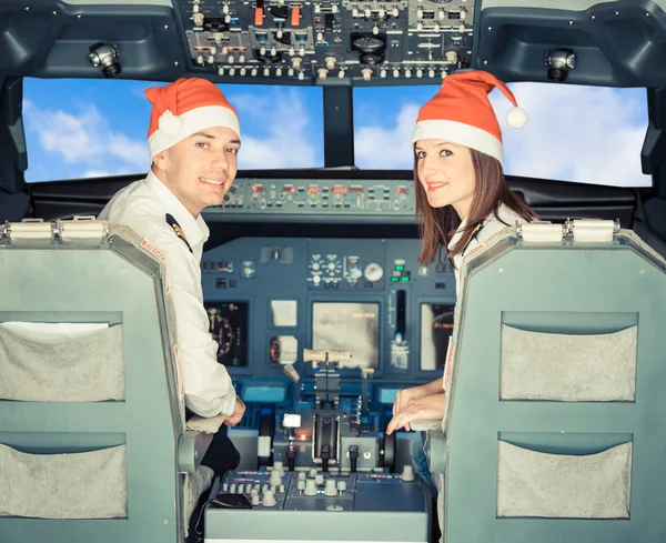 Piloterna i cockpit med santa hatt — Stockfoto