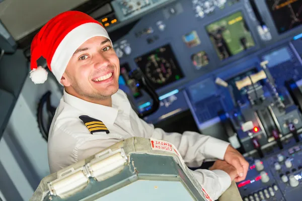 Piloto no cockpit com chapéu de Santa — Fotografia de Stock