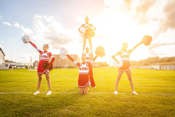 Gruppo delle cheerleader sul campo — Foto Stock