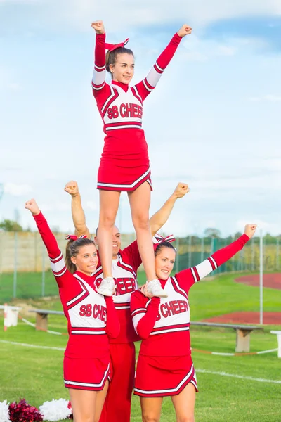 Grupp cheerleaders i fältet — Stockfoto