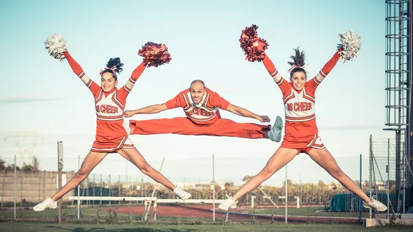 Kelompok Cheerleaders di lapangan — Stok Foto