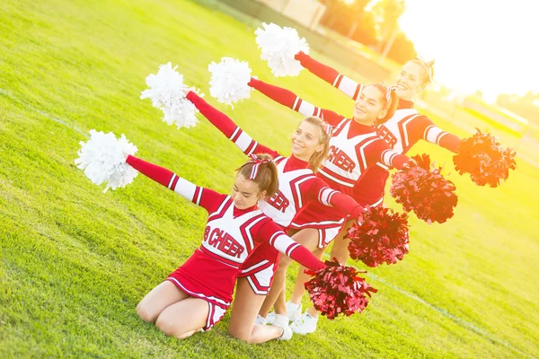 Grupo de Cheerleaders no Campo — Fotografia de Stock