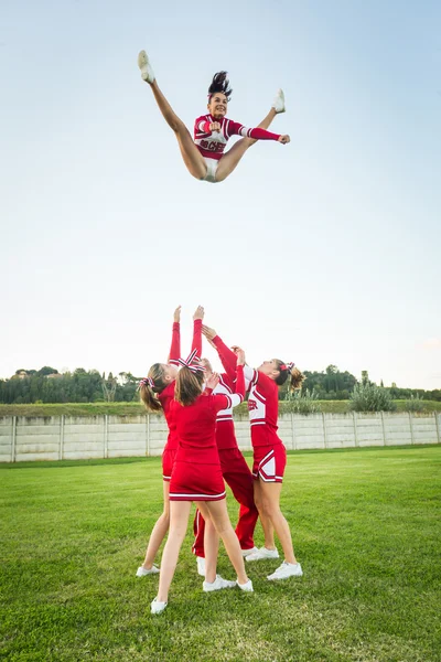 Group of Cheerleaders Performing Stunts — Stock Photo, Image