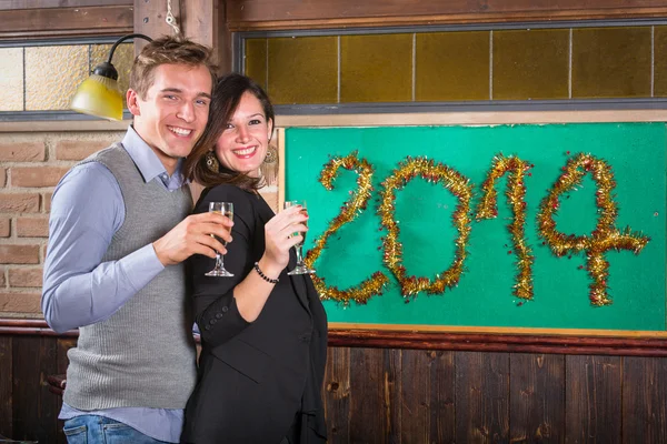 年轻夫妇庆祝新年 — 图库照片